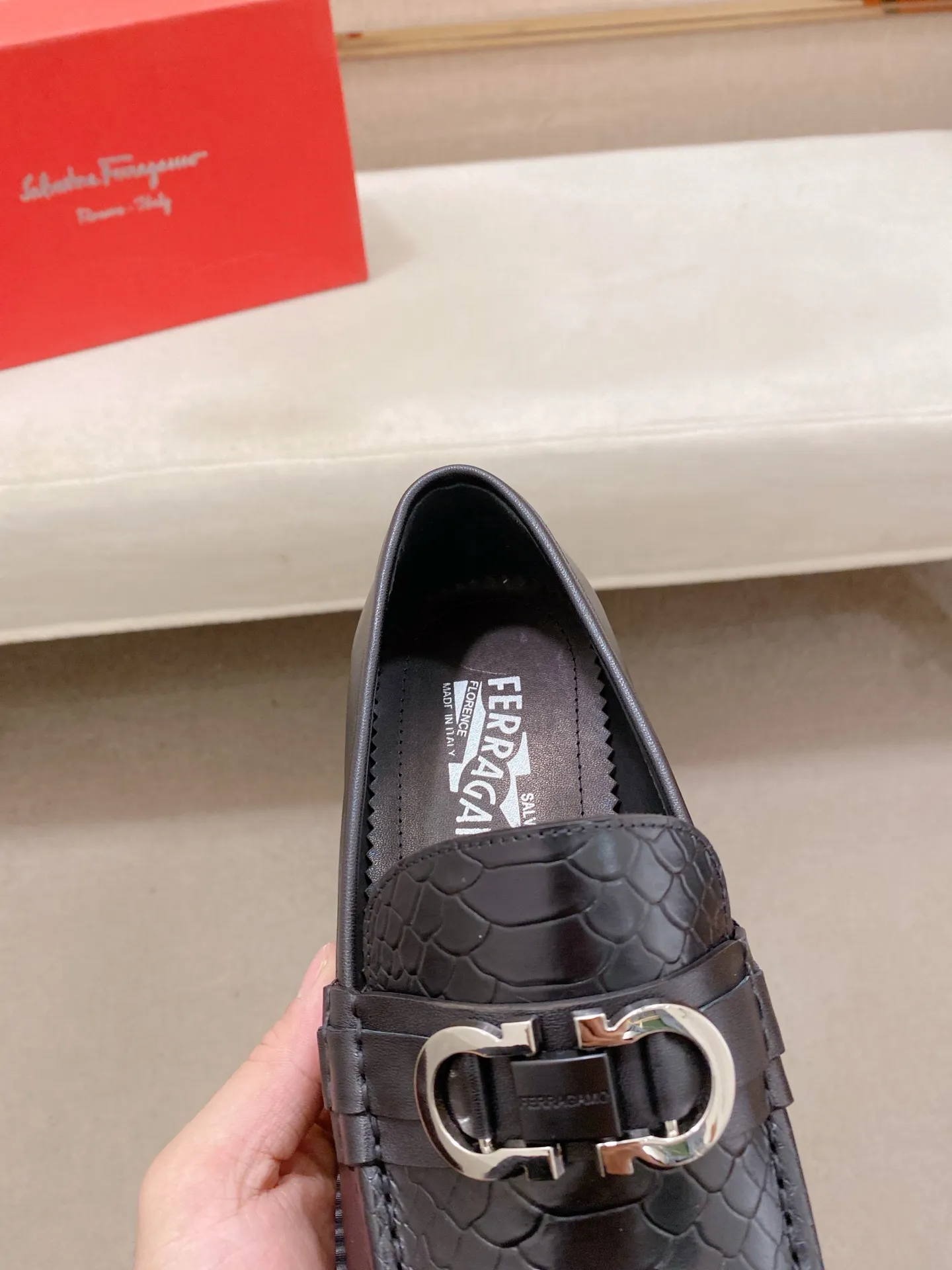 Men's shoes💰: 560💰 High version Ferragamo quality! 🆕🆕Exclusive hot-selling products in stock🔥🔥New products on the shelves, high-quality shoes, high-end driving shoes, with complete packaging! 💪 💪 Material: imported patented cowhide 🐂 + imported high-quality water-dyed cowhide lining + wear-resistant outsole 👍🏻👍🏻 Features: high-end and comfortable, purely handmade 🚀 🚀 Create the perfect shoes that suit you best 🔥 🔥 Size: (38-44) Can be customized 45 non-returnable!